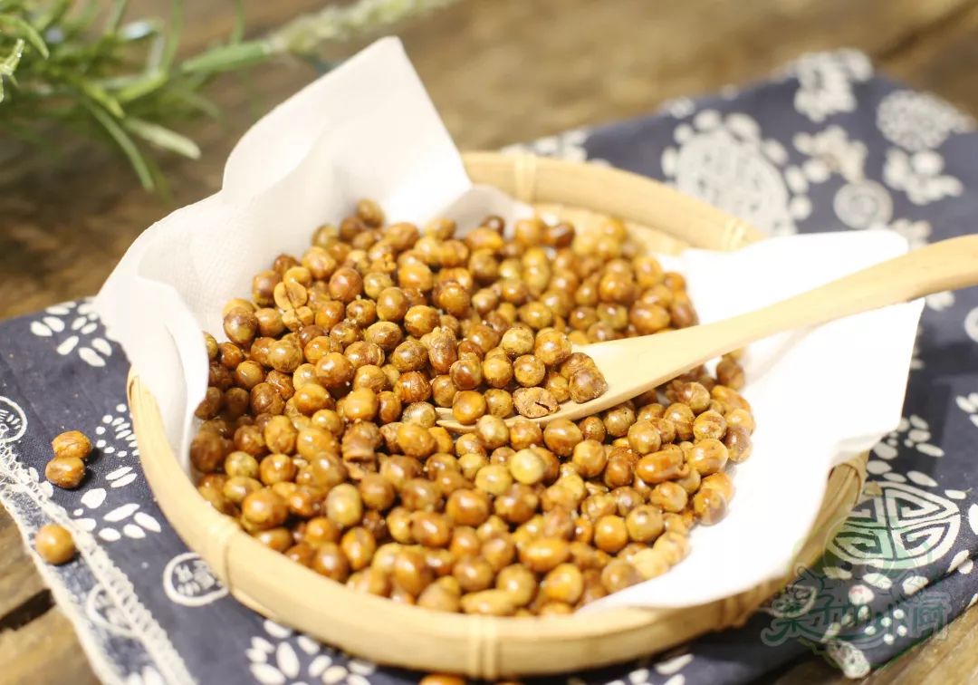 做酥黄豆,炸出来"硬邦邦"嚼得牙疼?第一步就错了,教您一招!