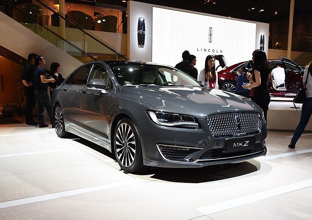 2019款林肯mkz,外观大气沉稳,贯穿式尾灯,比奥迪a4l性价比高!