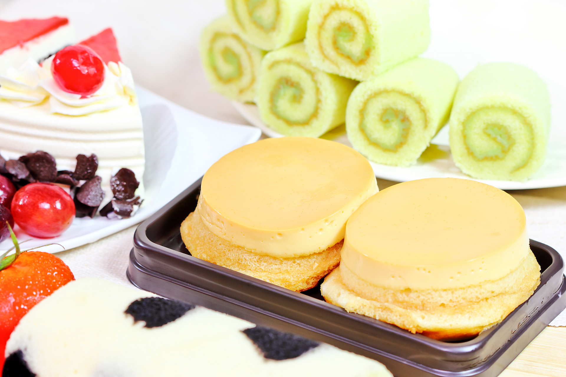 想做罗森小慕斯蛋糕?来点惊喜!加入香草和草莓,体验双层口感.