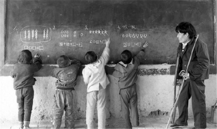 70年代的校园老照片:图4背诵课文的场景印象深刻,满满