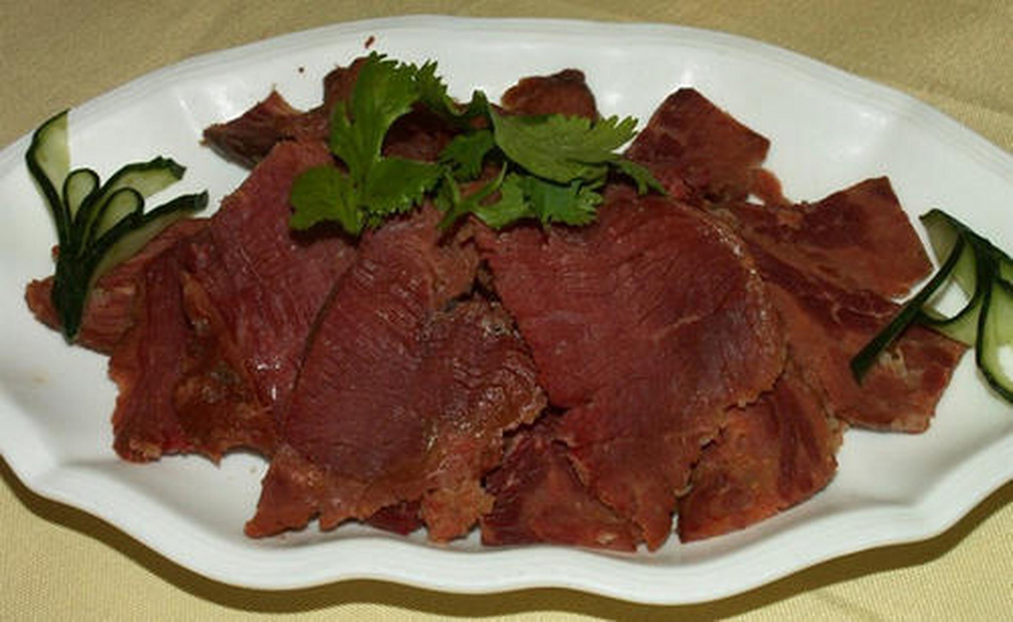 城市小吃地图#新疆伊犁的熏马肉和熏马肠是哈萨克族过冬必备的食物