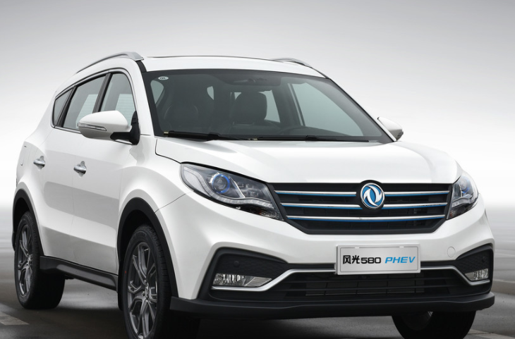风光580混动,造型非常新颖,车身上的轮廓富有张力