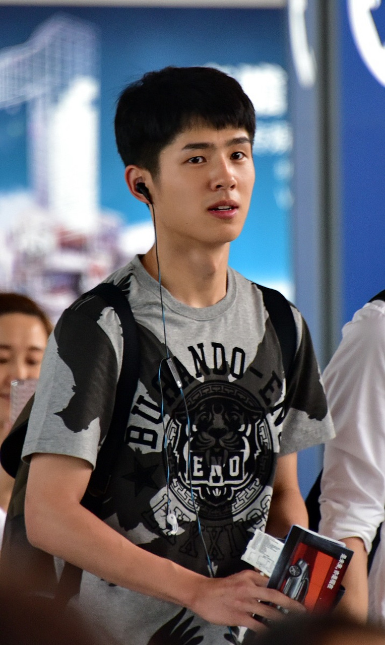 这种背景下,刘昊然的决定可能会被看作是对品牌争议的忽视,有人认为这