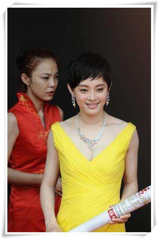 看了郝蕾穿深v裙,再看看孙俪,真的想问一句邓超:咋想的?