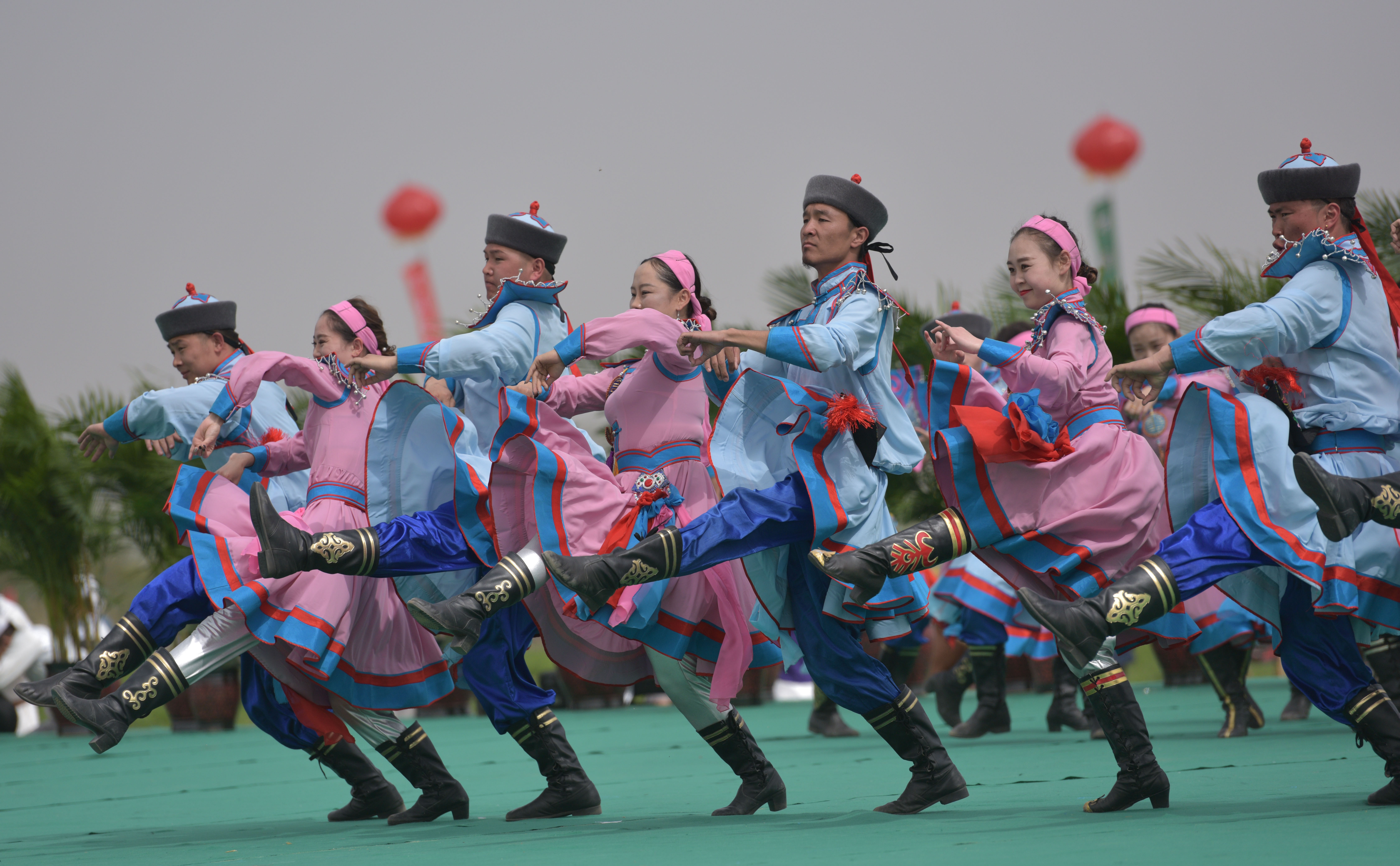 内蒙古鄂尔多斯举行春季那达慕(1)