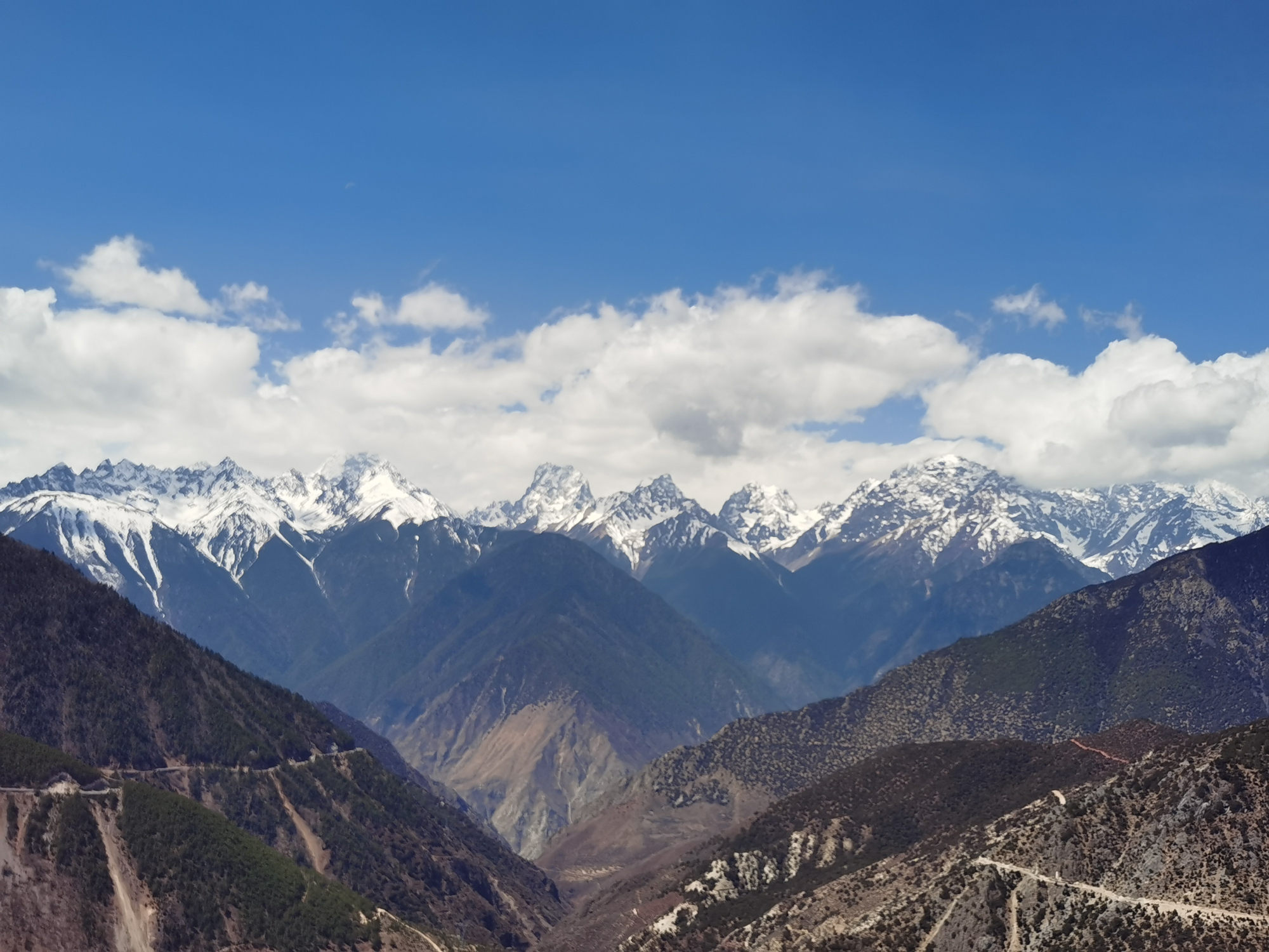 拉乌山垭口位于西藏自治区昌都,318国道拉乌山垭口海拔4338米,我垒起