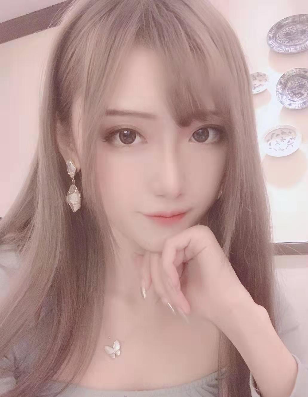 腐团儿晒出泳装照,粉丝看后感到不满并表示穿得不够性感!