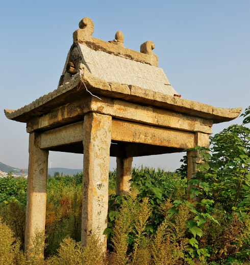 曾经清楚地记的济南平阴东阿镇太和村的这一座古钟楼是位于村中大街上