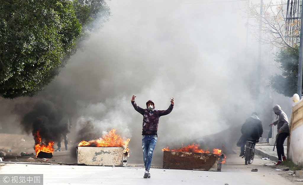 2018年12月25日,突尼斯卡塞林,抗议者与警察发生冲突