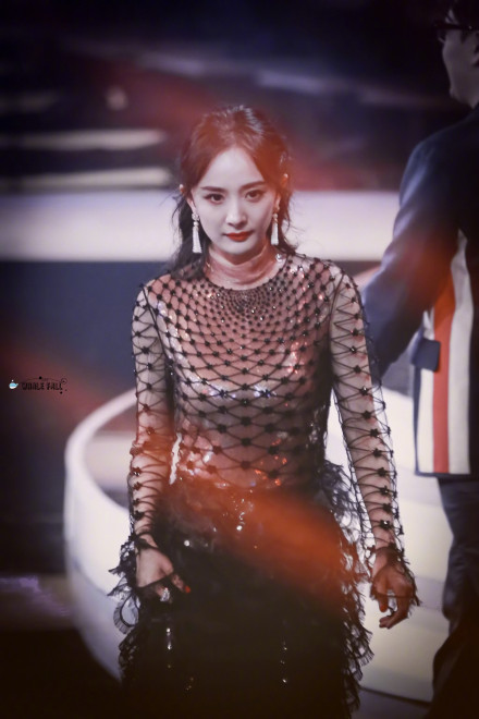 杨幂又穿鱼鳞裙露美腿,粉色蜘蛛网上衣太俗气,全靠颜值硬撑