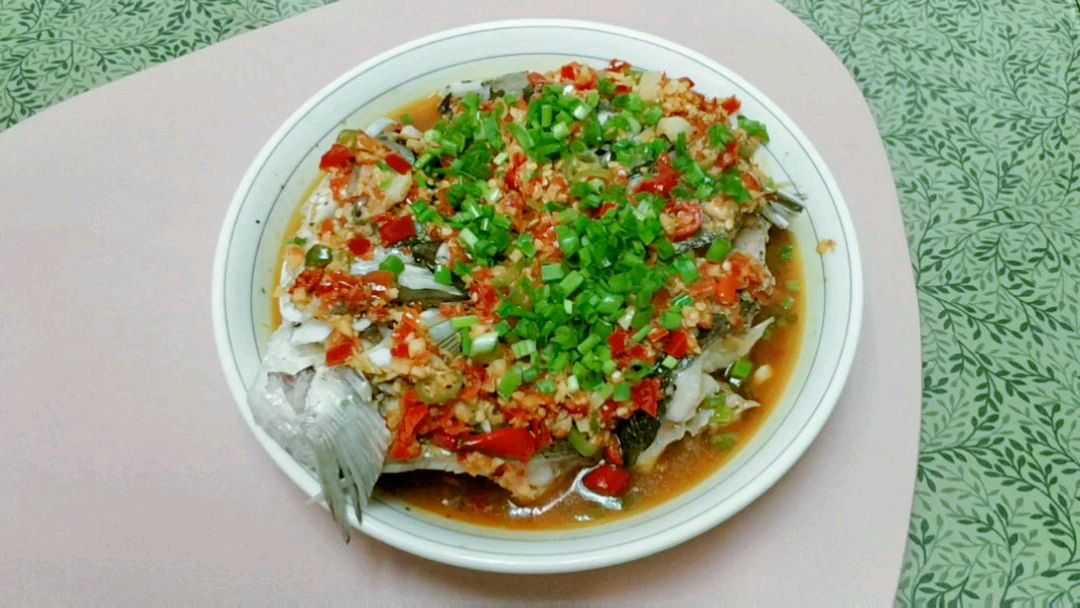 剁椒鱼头,在剁椒豆瓣姜葱炒的复合味中制作出,那个美味