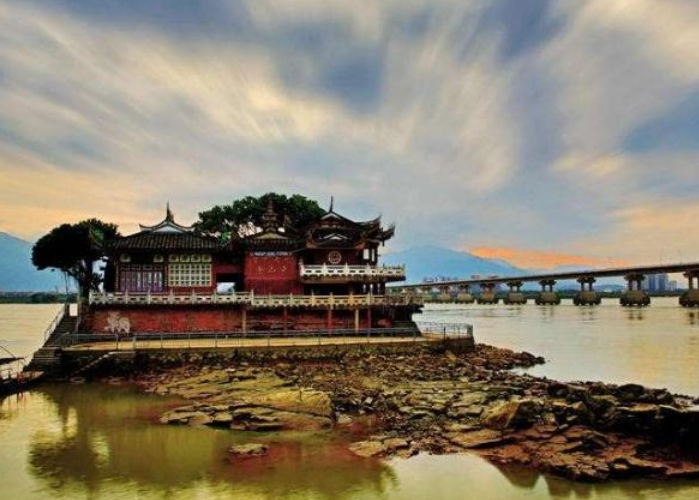 水中千年的金山寺,涨潮时可出现"水漫金山寺",美如仙境一般