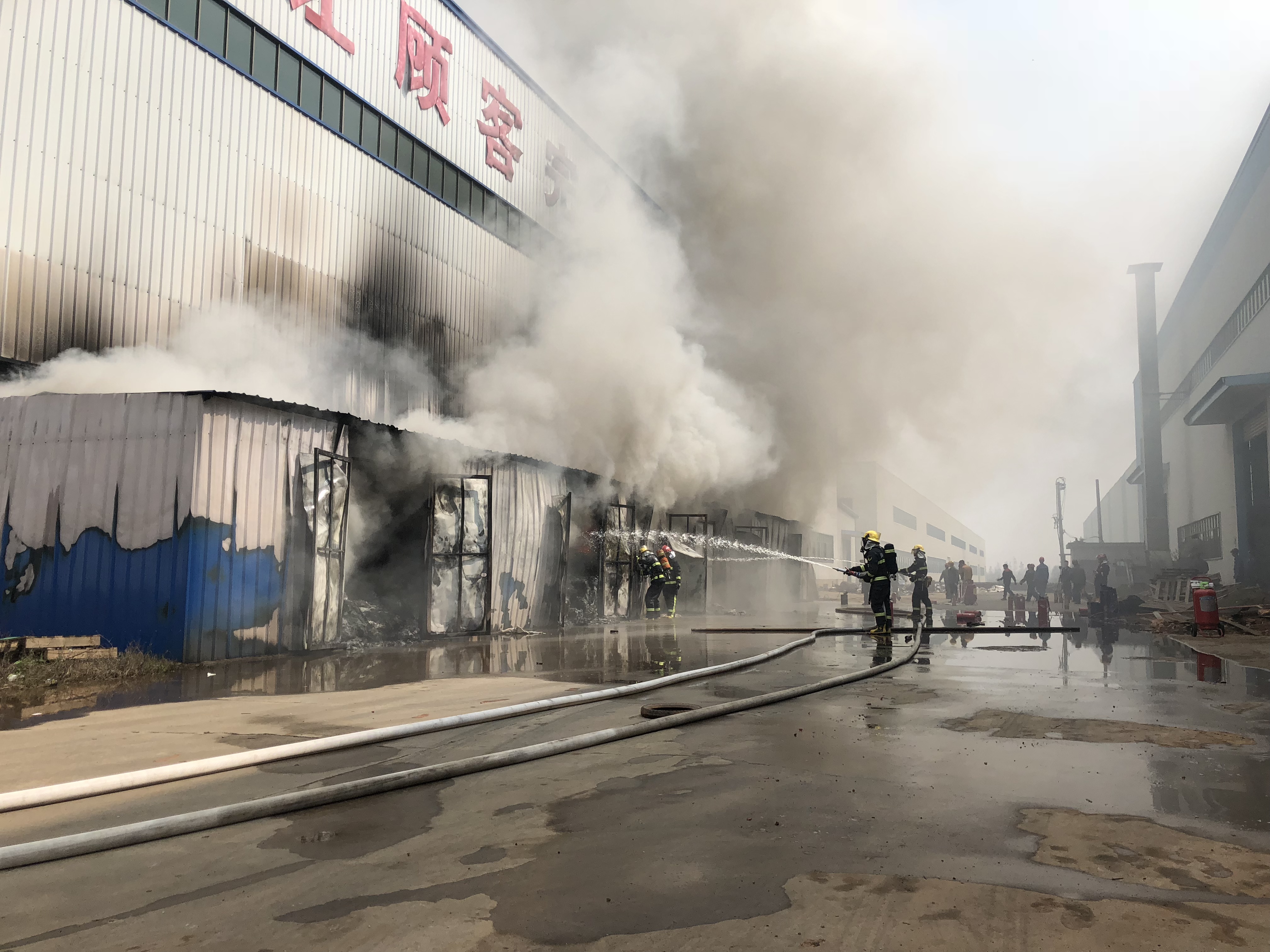 南昌进贤 钢结构公司厂房突发火灾 消防紧急救援