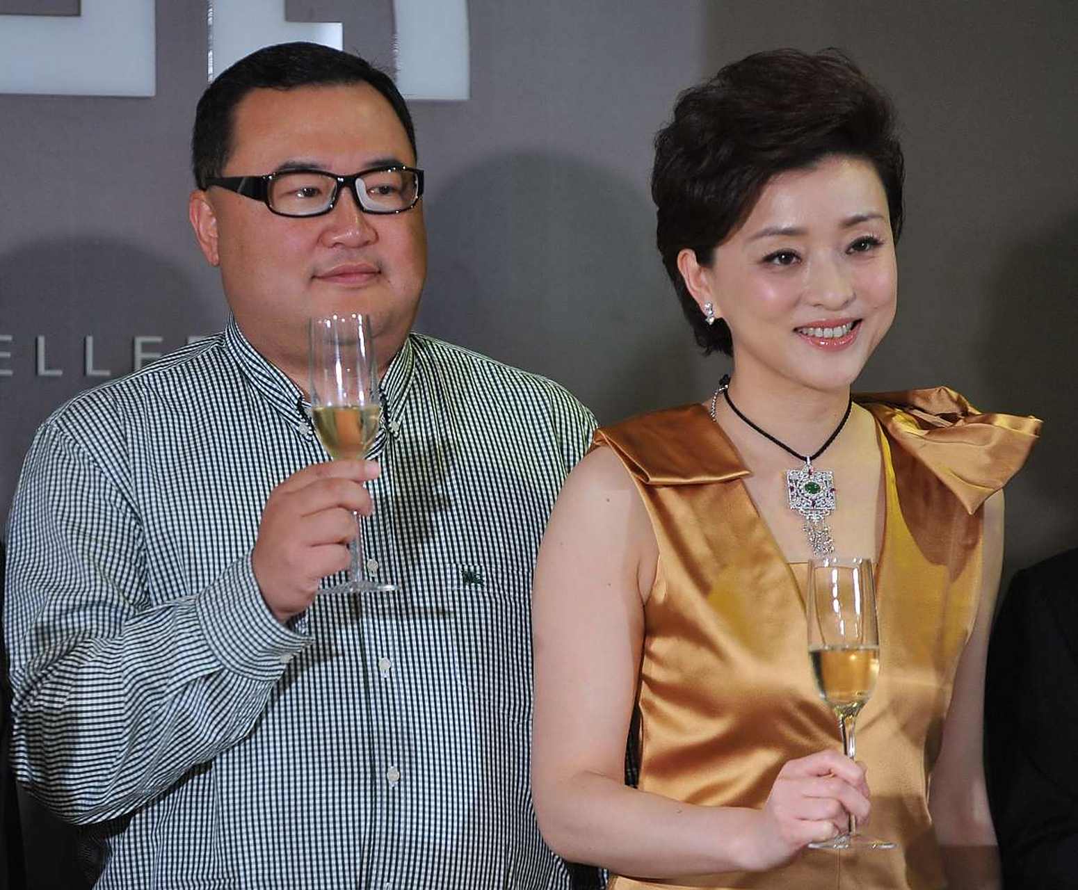 1994年,26岁的杨澜坚决和在银行上班的丈夫张一兵离婚,一转身就嫁给了