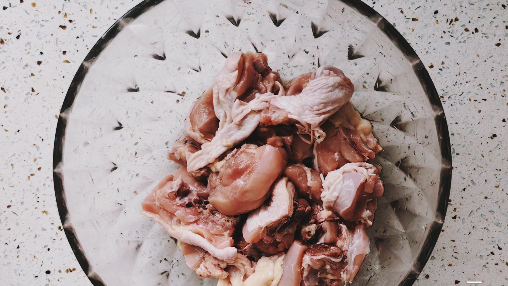 1杯米酒1杯黑麻油1杯生抽做正宗三杯鸡电饭锅版,鸡腿滑嫩又入味