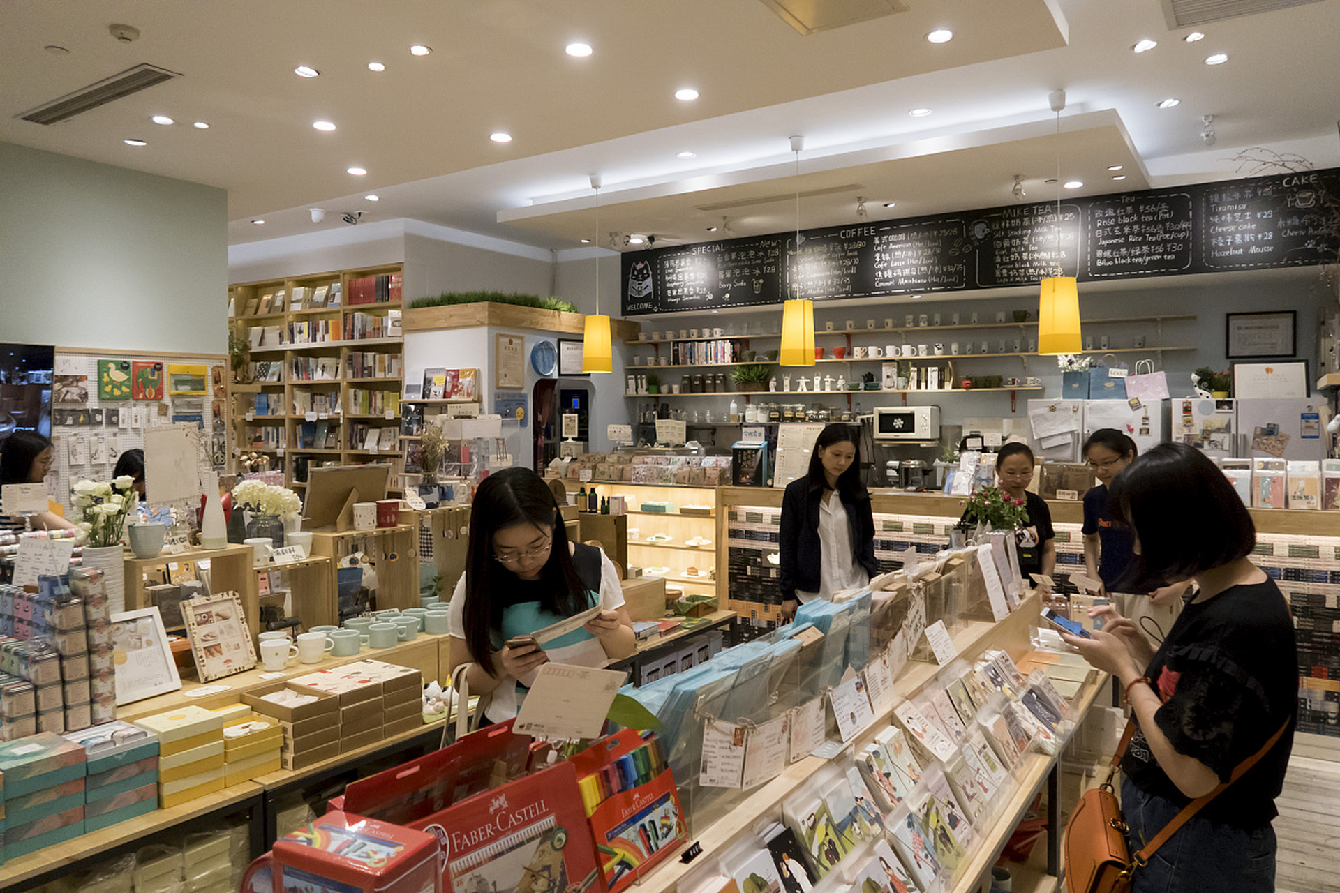 《山茶文具店》  一只又一只精美的毛笔,一代又一代的代笔人,传递着人