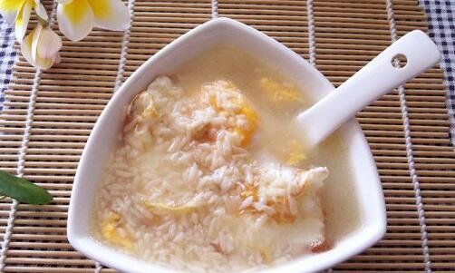 米酒煮鸡蛋,是一种非常简单易做的小吃,在江南地区较为流行,口感酸甜