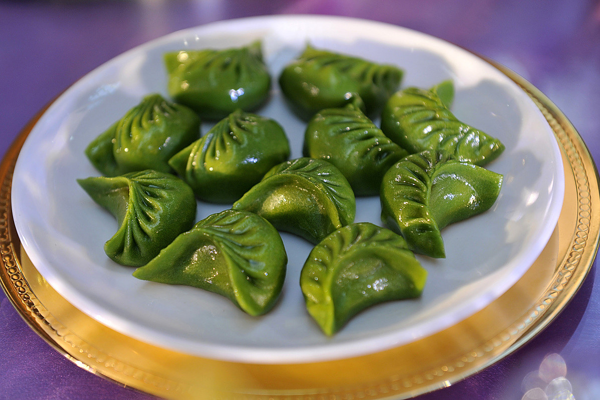 翡翠饺子是一款家常美食,以翡翠般的绿色外皮和丰富的馅料赢得了众多