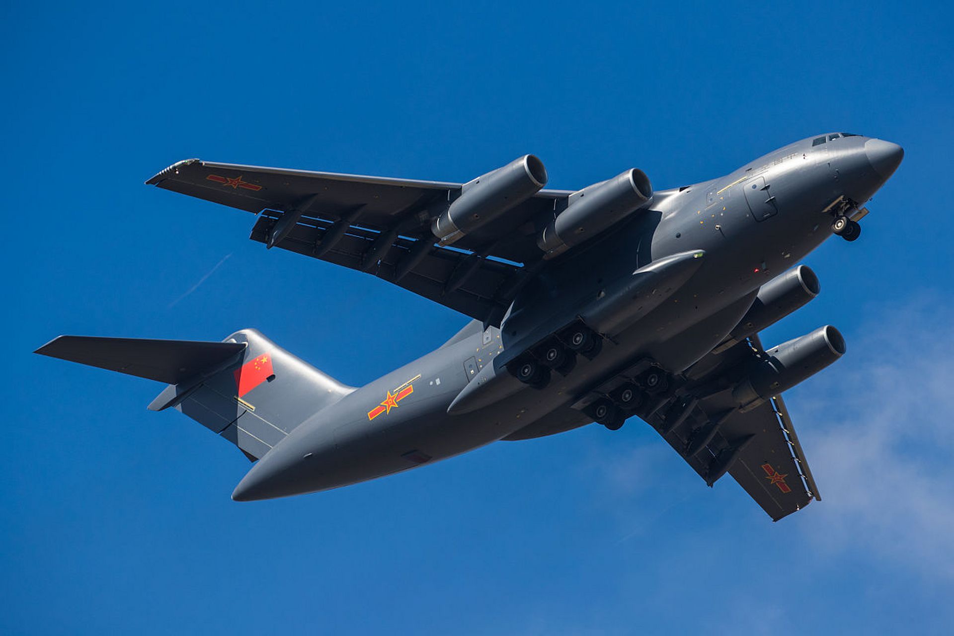 今年华东六省考上空军航空大学的同学们,入校乘坐"运-20"去报到,他们