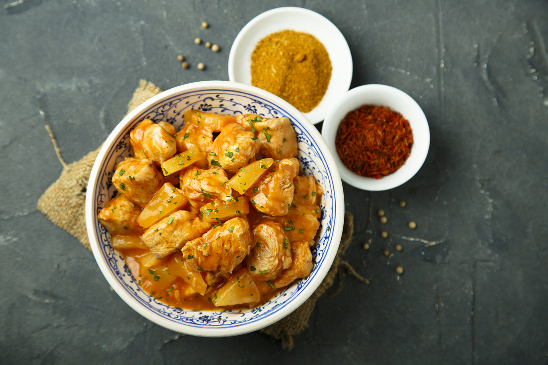 重庆的锅巴洋芋是一道来自山城的传统小吃,具有独特的风味和口感.