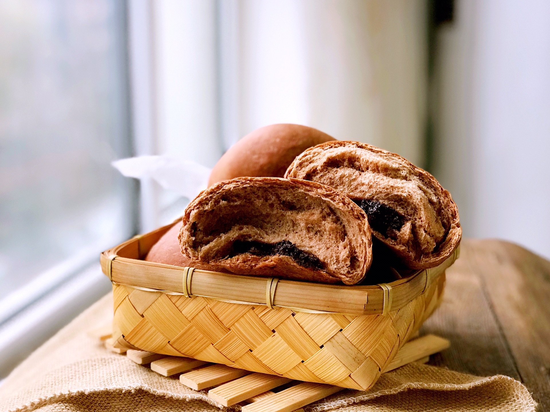 巧克力夹心面包,香酥的外皮下包裹着香浓的巧克力流心,美味!