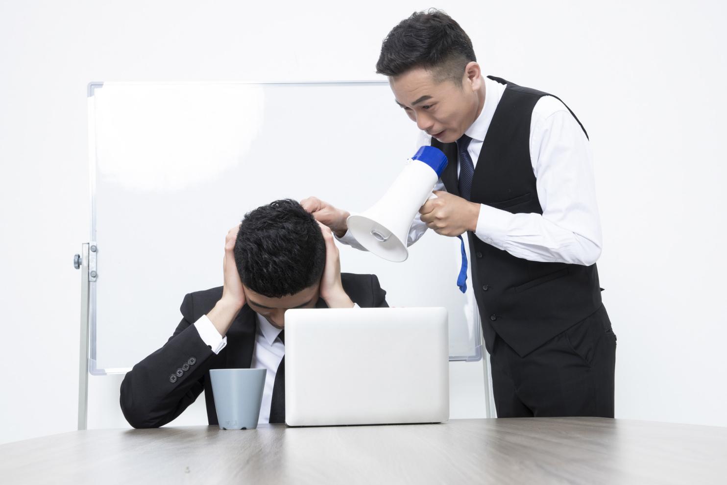 过度批评,挑刺儿或贬低别人,这样的人很可能是消极型人格