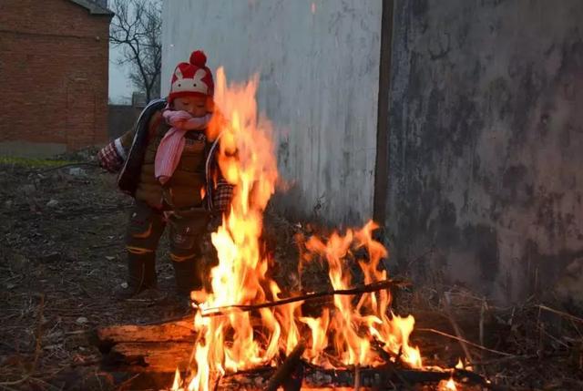 熊孩子又惹祸?小孩玩火把两工厂烧了,家长被判担责!