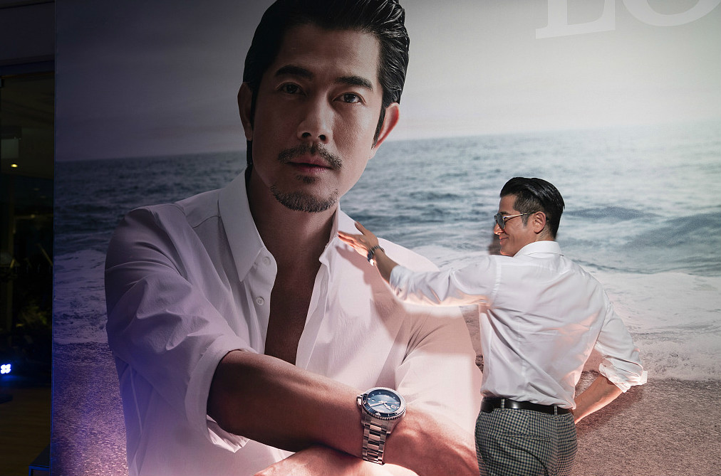 郭富城白衬衫写真粗犷帅气荷尔蒙爆棚 眼神深邃面孔冷峻魅力十足