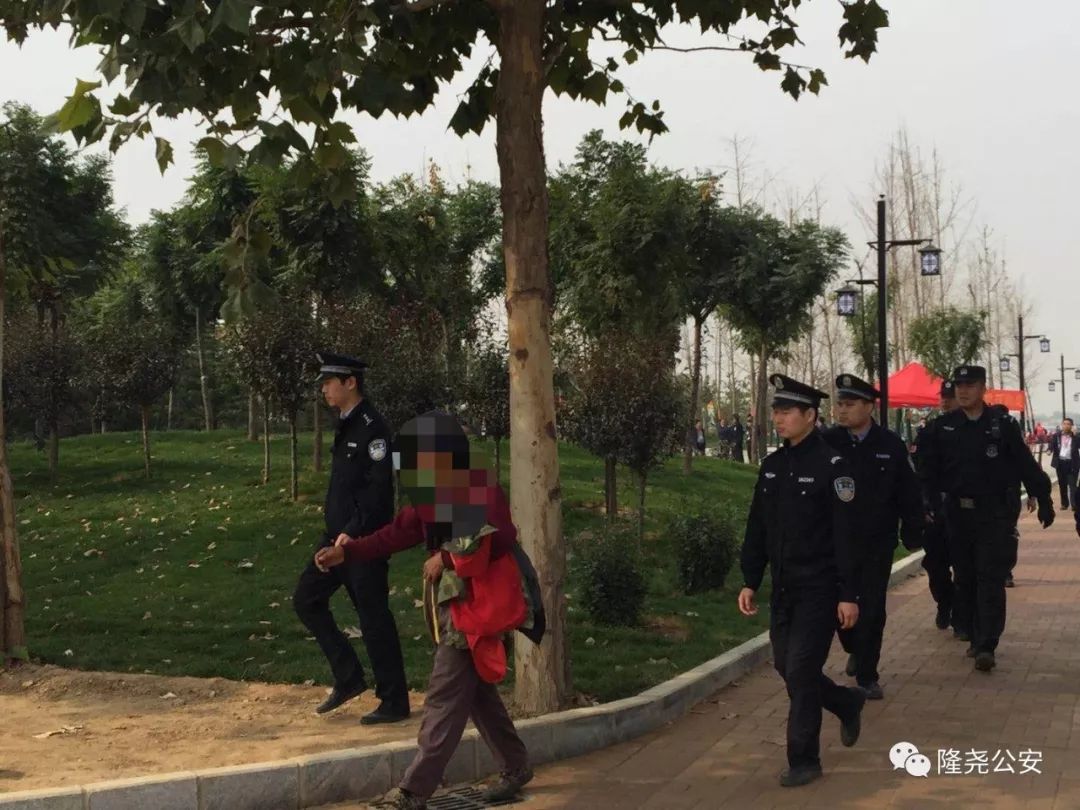 安保民警将一名精神病患者带离大会现场