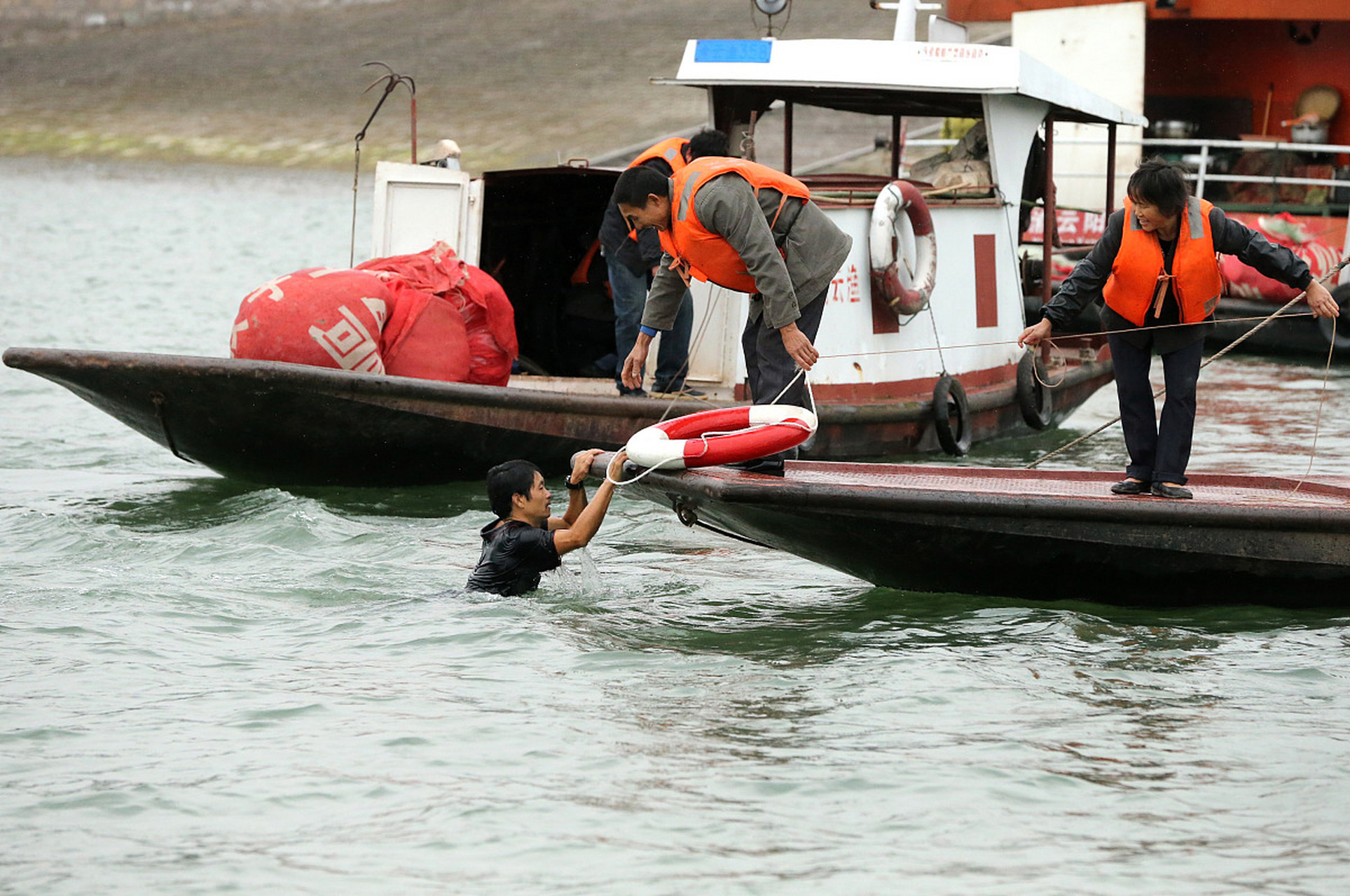 近日,重庆秀山县洪安镇发生了一起龙舟翻船事故,造成多人伤亡,令人
