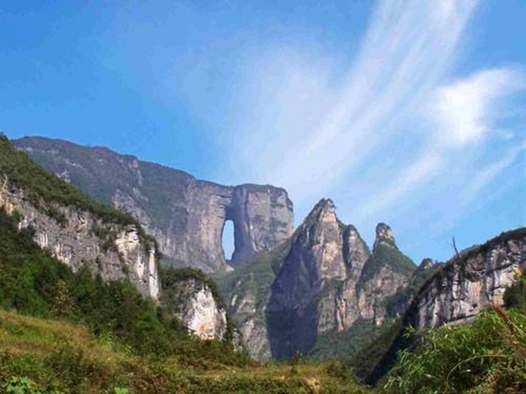 《天门中断楚江开,碧水东流至此回》描写的是安徽芜湖的天门山,因长江