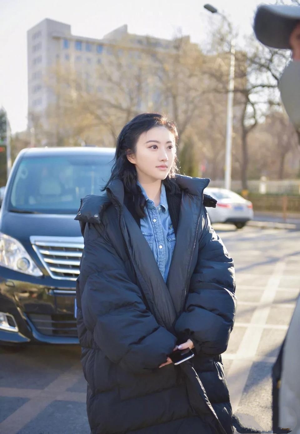 景甜现身央视元宵晚会彩排,长款羽绒服包裹严实,妆容素雅清新