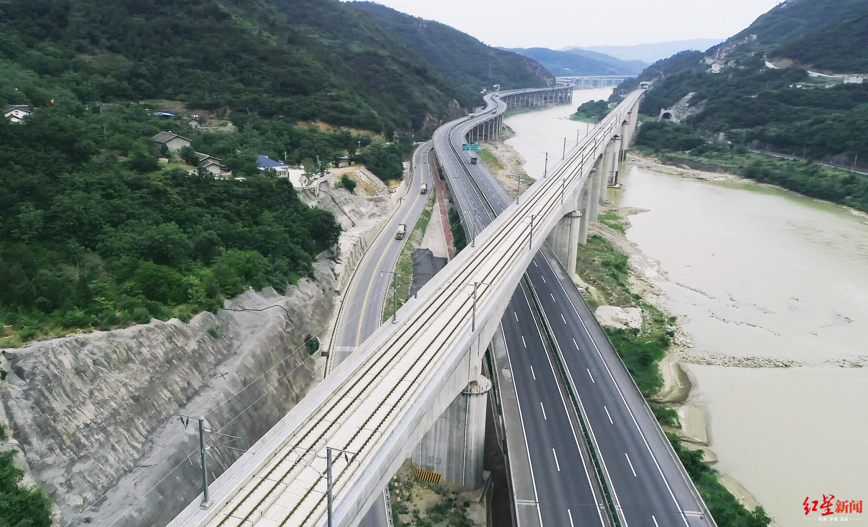 天堑变通途 西成高铁斩获国际工程界"诺贝尔奖"