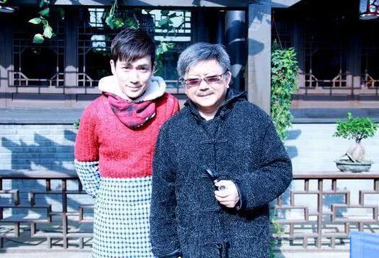 六年"父子"终团聚,朱一龙台上吻老爸,老爸这背景你十年才火?