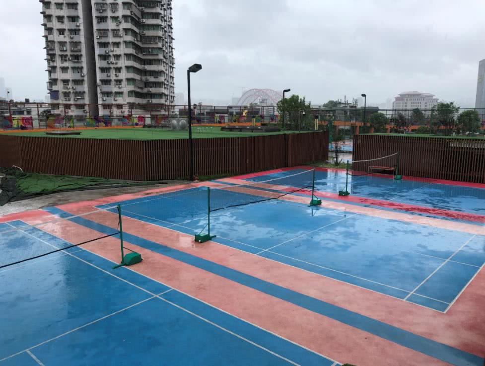 屋顶打篮球!重庆商场楼顶现"天际运动场"