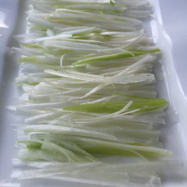 京酱肉丝,瘦瘦的里脊肉裹上浓浓的面酱,配上葱丝黄瓜丝,简简单单一卷