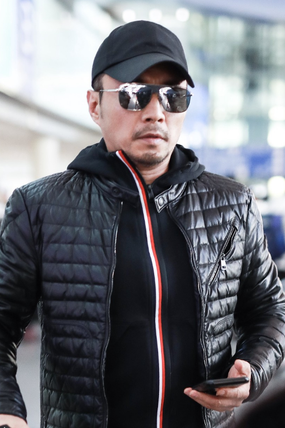 张涵予现身机场,运动外套叠加羽绒服干练霸气,尽显硬汉形象