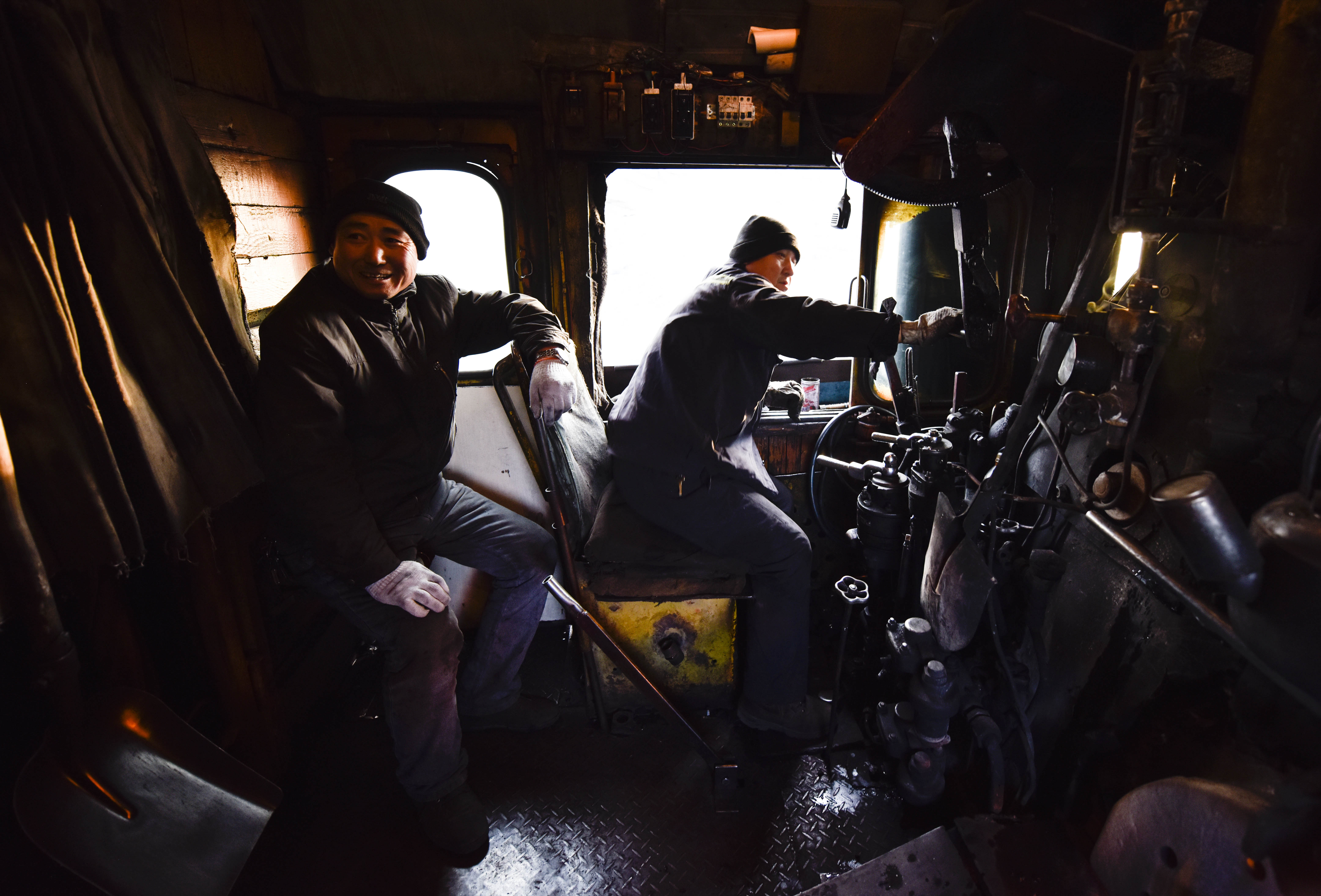 (新春走基层)(15)蒸汽机车司机的最后守望