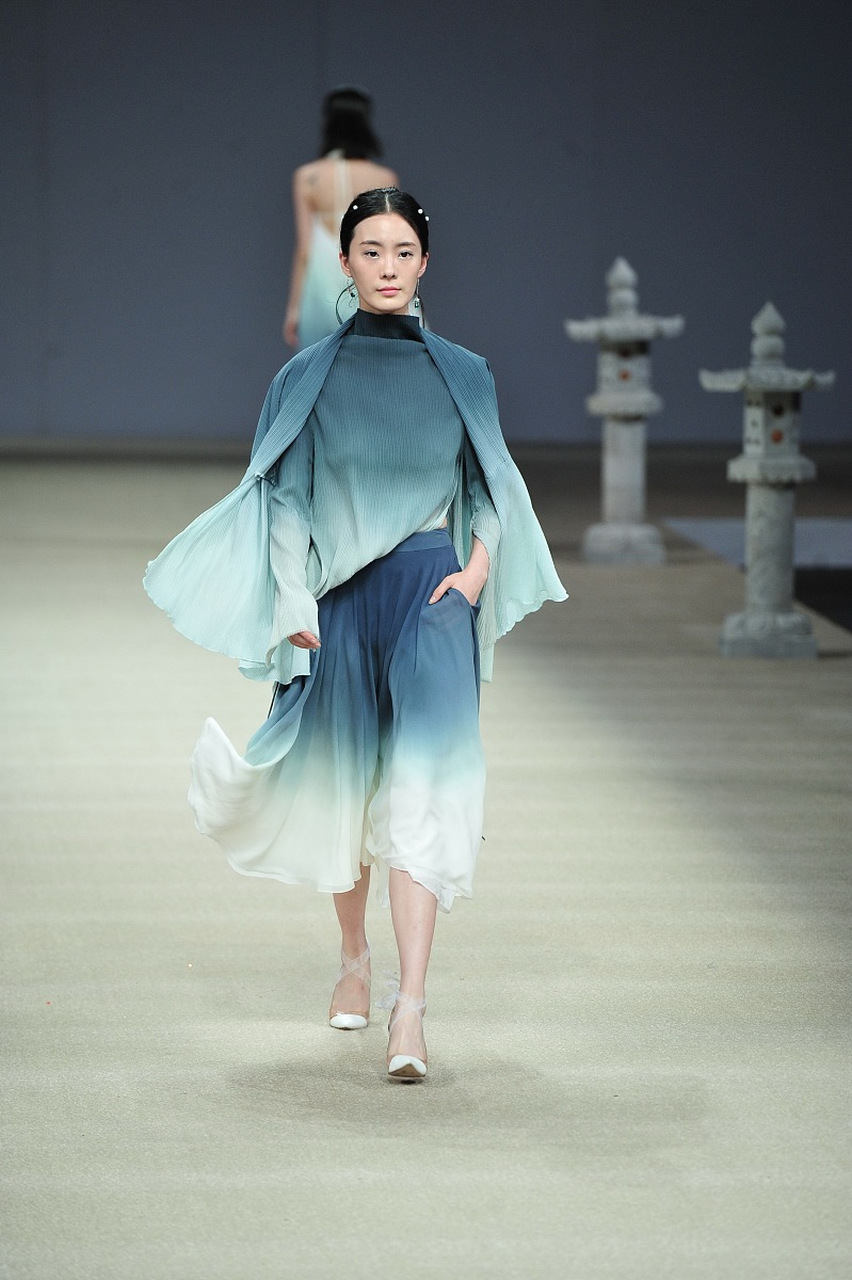 禅意风格服装的面料再造应体现出风格统一,气质含蓄的特点,因此以加法