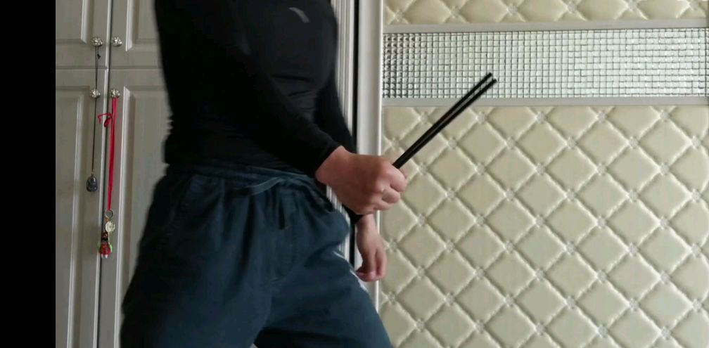 武当道长陈师行冲拳断筷子视频火了,以为是青铜没想到是王者