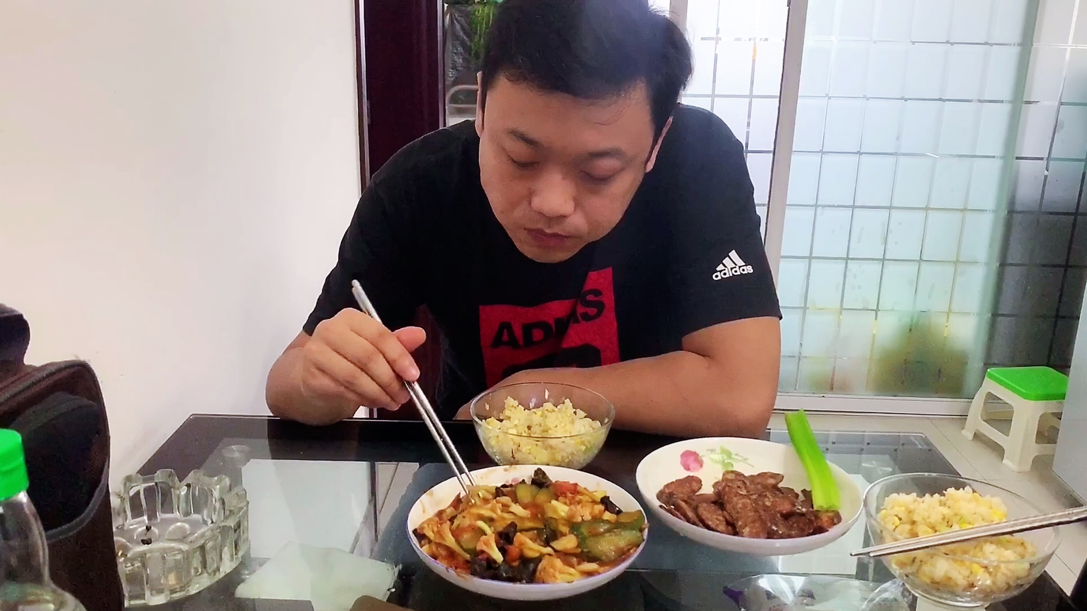 下午四点就饿坏了,爆炒肉片,一盘香肠,一根葱,吃得过瘾