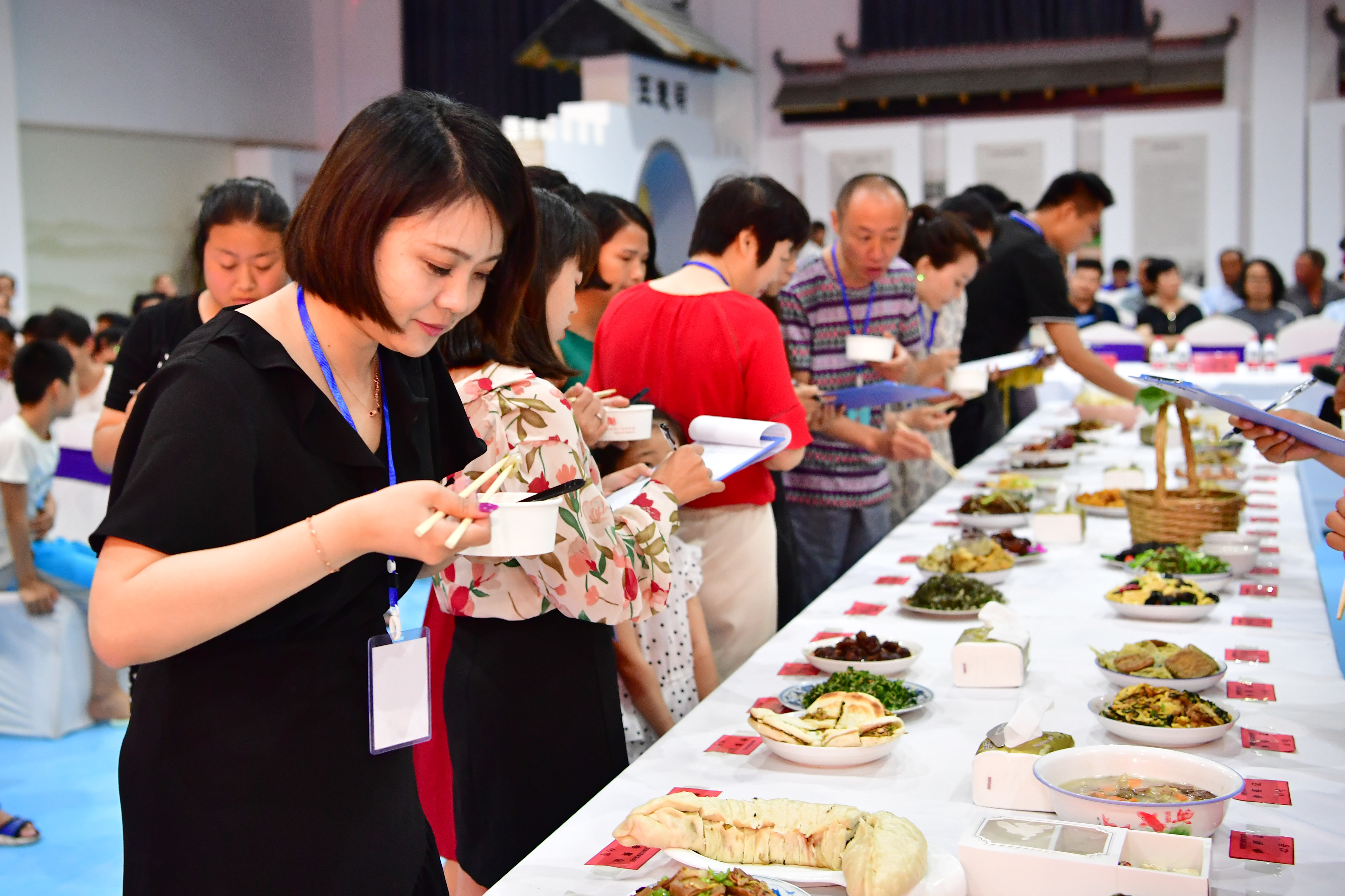 河南鹤壁:农民办起美食"争霸赛"(3)