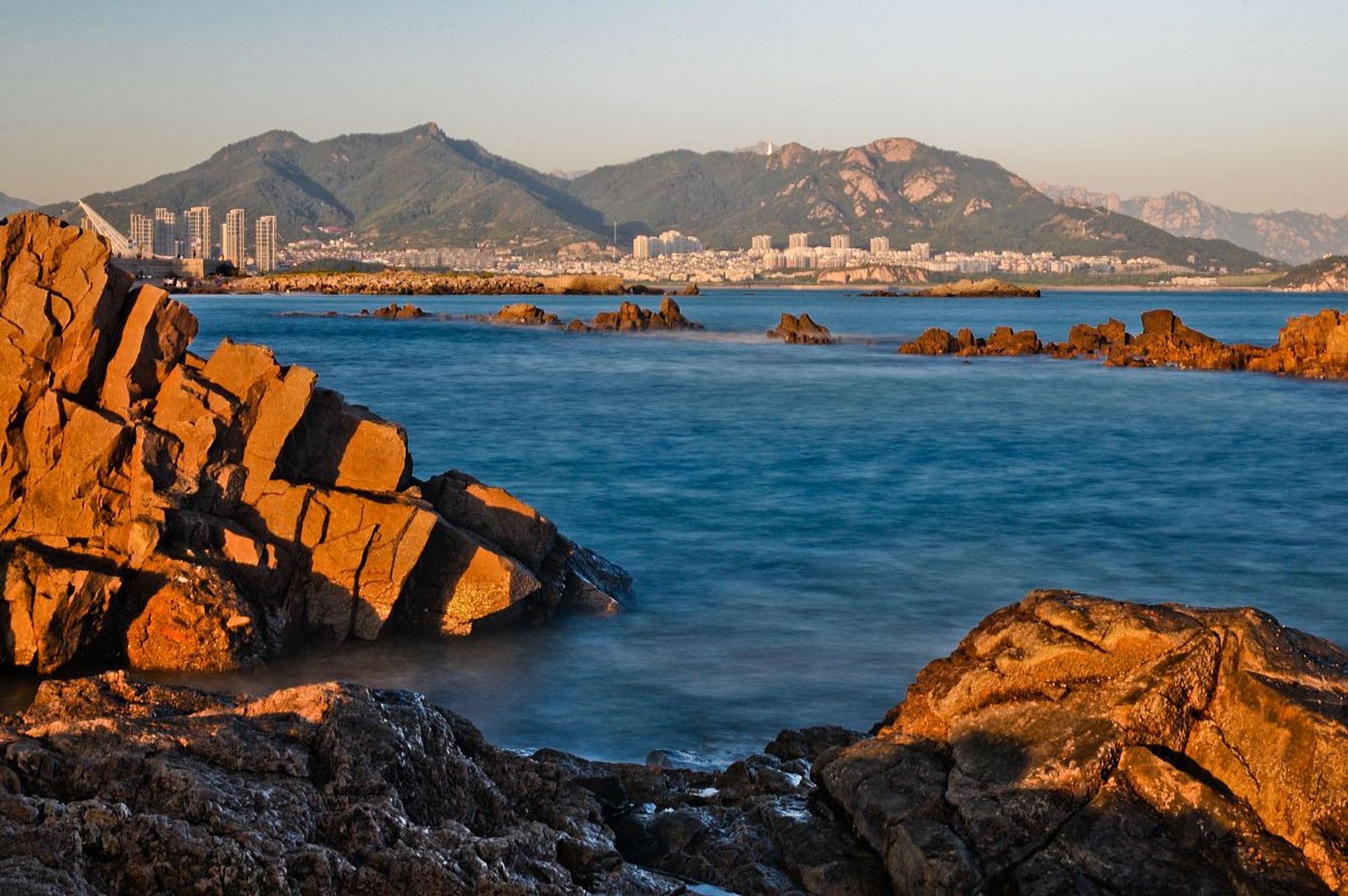 黄昏海滩:在日落时分,坐在沙滩上,看着夕阳缓缓落下,感受那宁静而美好