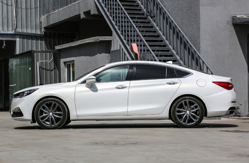 我们来看一下它的侧面,侧面的线条很流畅