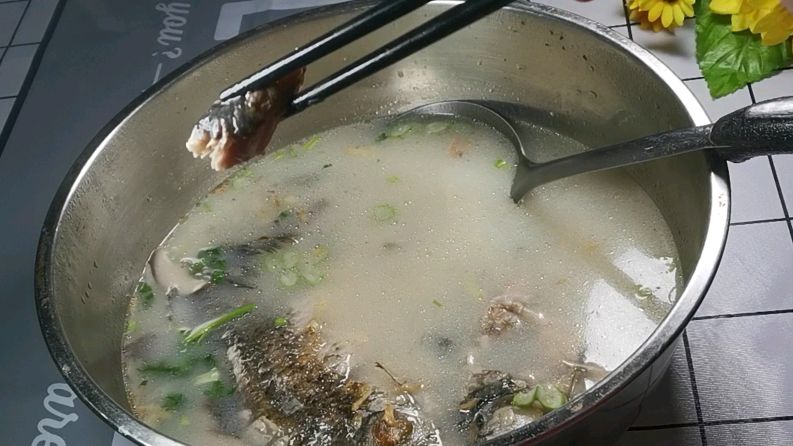 用很少的调料,就可以做出味道鲜美,营养丰富的鲜菇鲫鱼汤