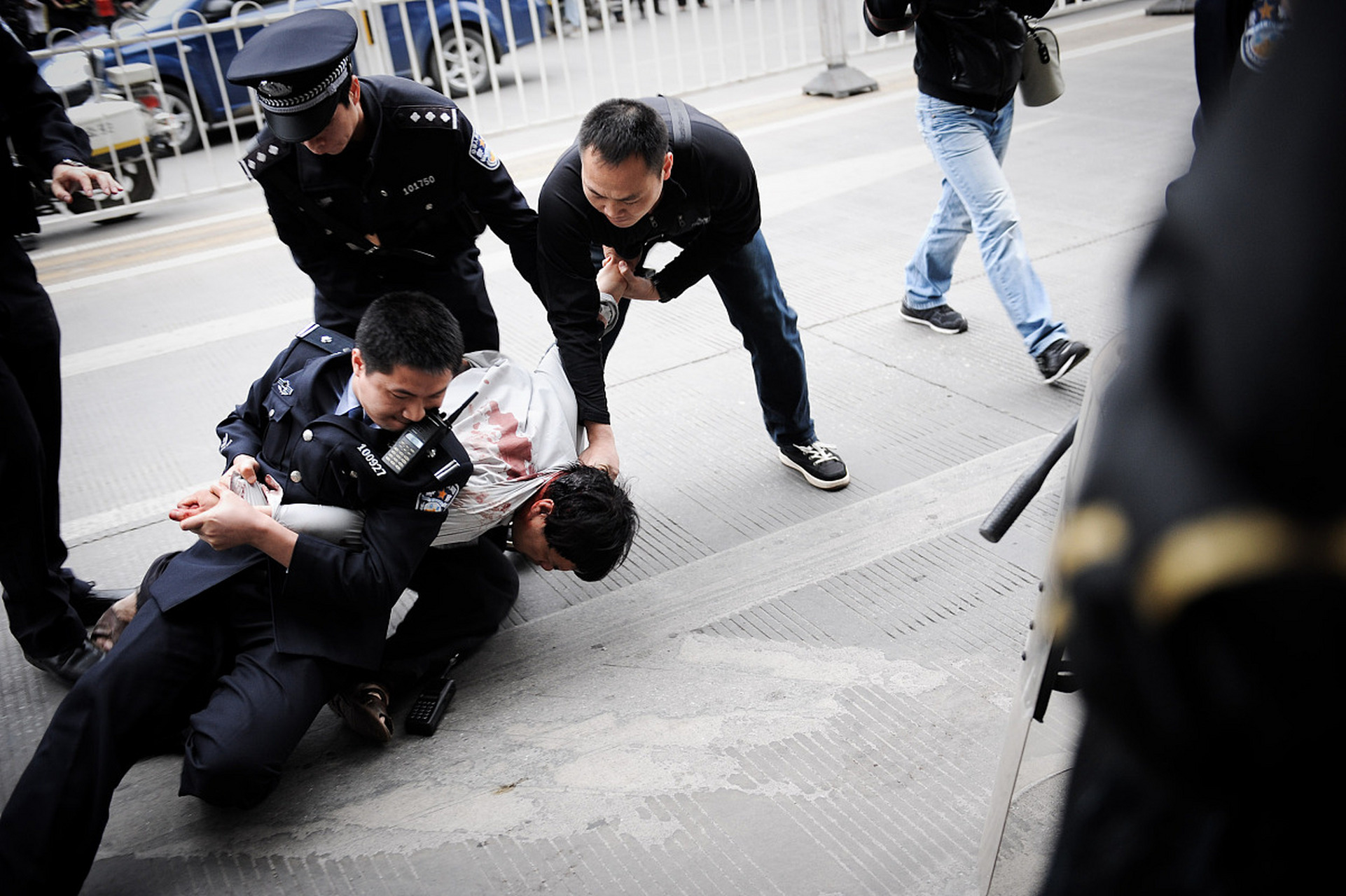 四川南充21岁男子持刀砍人致8伤# 双持两把钢刀,在路上见人就砍,罩种