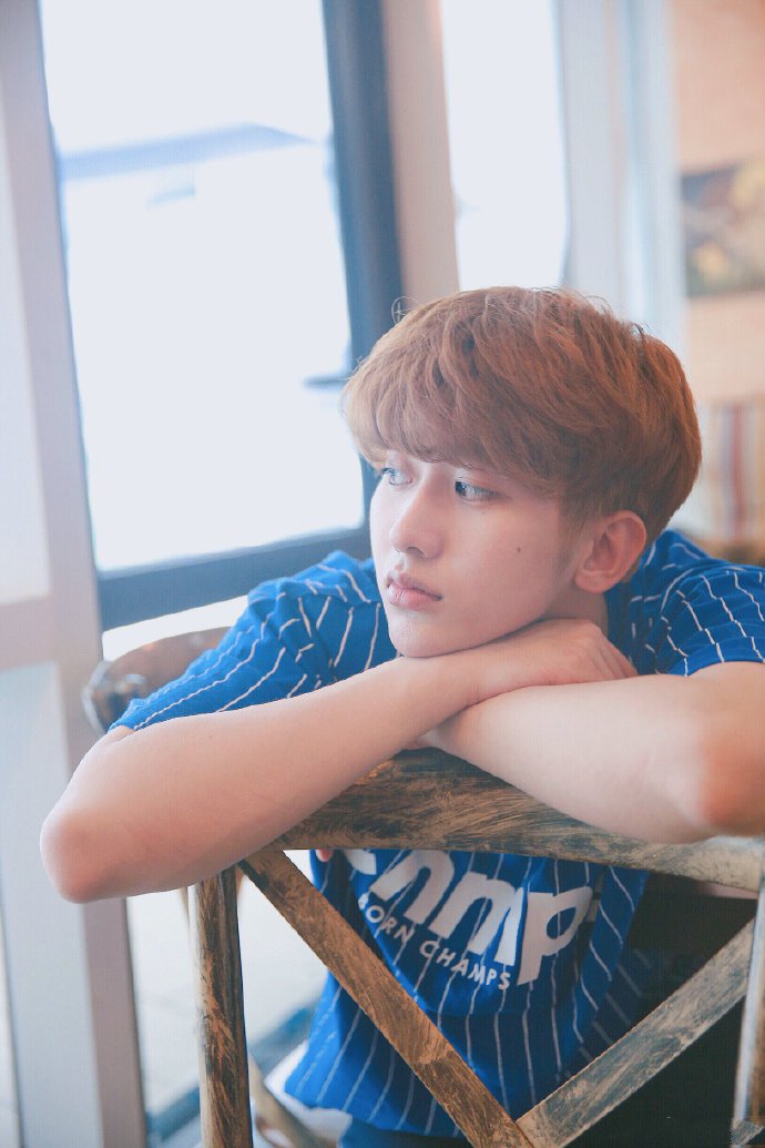 2019跨年晚会海报c位是邓超还是成龙,蔡徐坤不和成员站一起