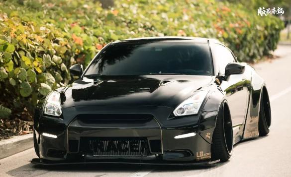 lb宽体东瀛战神r35,黑金搭配姿态无双