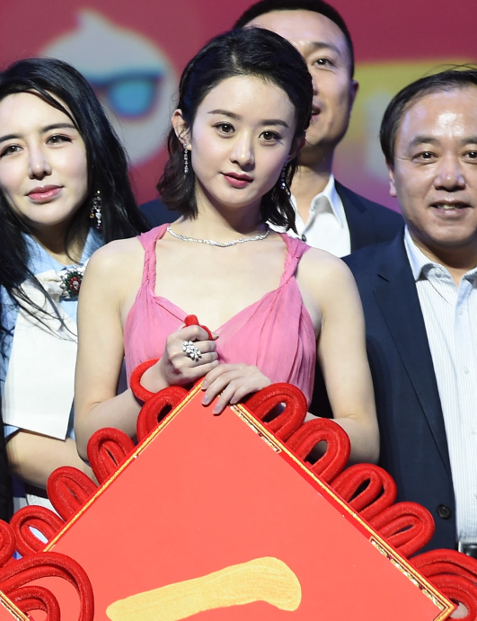 赵丽颖出席《西游记女儿国》首映礼,背上的伤格外抢镜