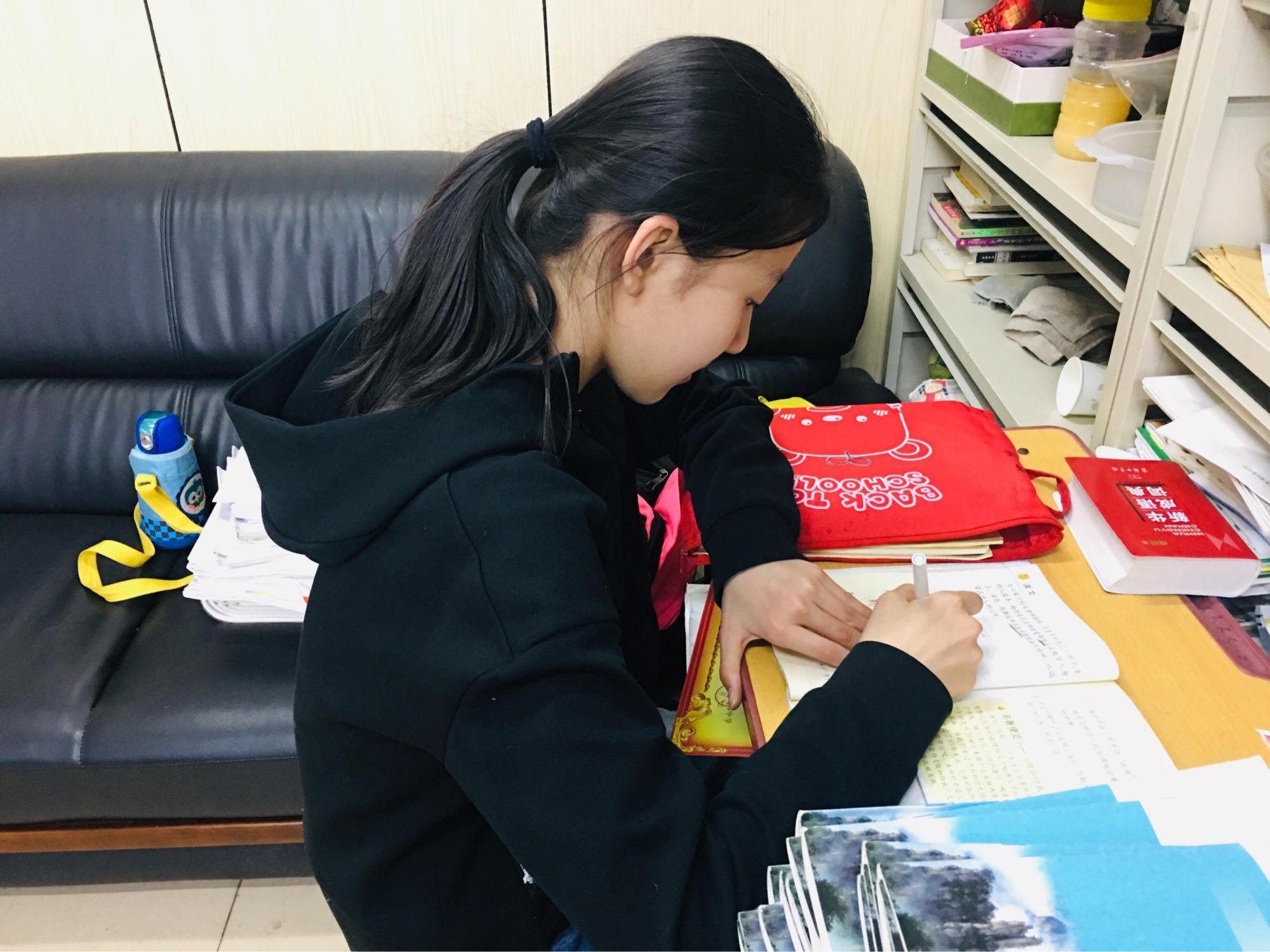 初中生边听歌还能边写作业?这3个好处明显,学霸表示很理解!